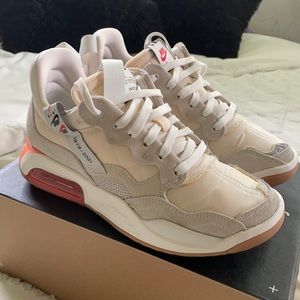 NIKE Women’s Jordan MA2 SP